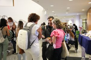 Tres profesionales charlando durante la pausa café del BBC 2022