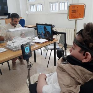 Miguel ejerciendo su derecho a voto por primera vez en 2024