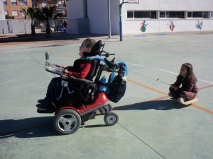 Miguel en la clase de educación física en primaria.